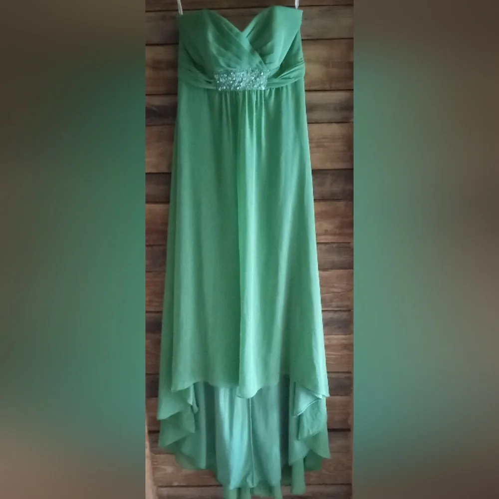 BEAUTIFUL LIGHT GREEN EVENT DRESS - Picture 1 of 6